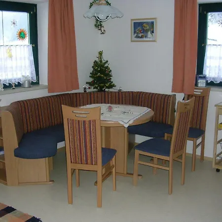 아파트 Monika Schwaiger, 라우리스