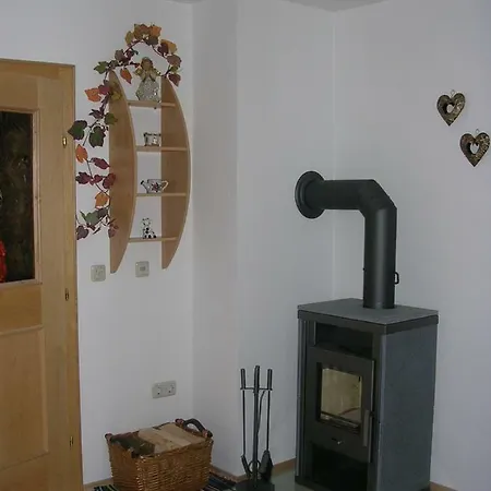 Monika Schwaiger, 아파트 라우리스