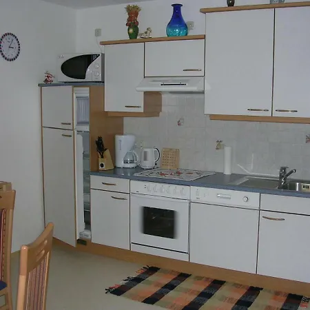 Monika Schwaiger, Διαμέρισμα *