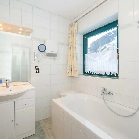 Monika Schwaiger, Διαμέρισμα *