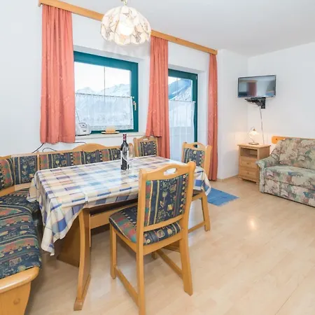 아파트 Monika Schwaiger, 라우리스