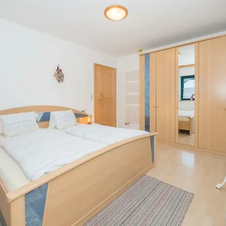 아파트 Monika Schwaiger, 라우리스