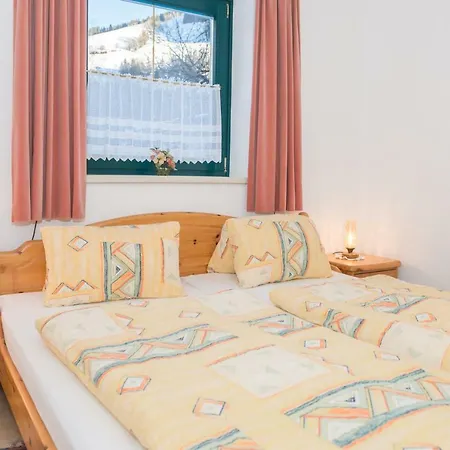 Monika Schwaiger, Διαμέρισμα *