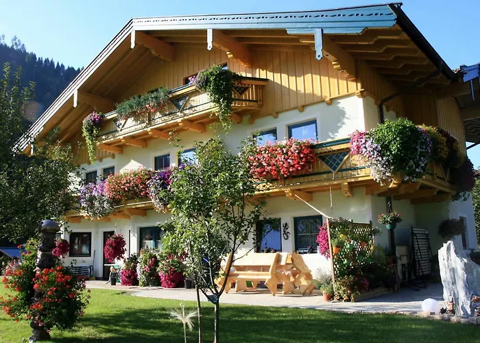 Monika Schwaiger, Apartman